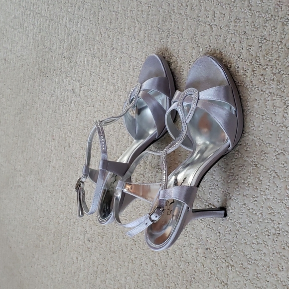 Silver heels with 3 inch heel - Picture 2 of 2
